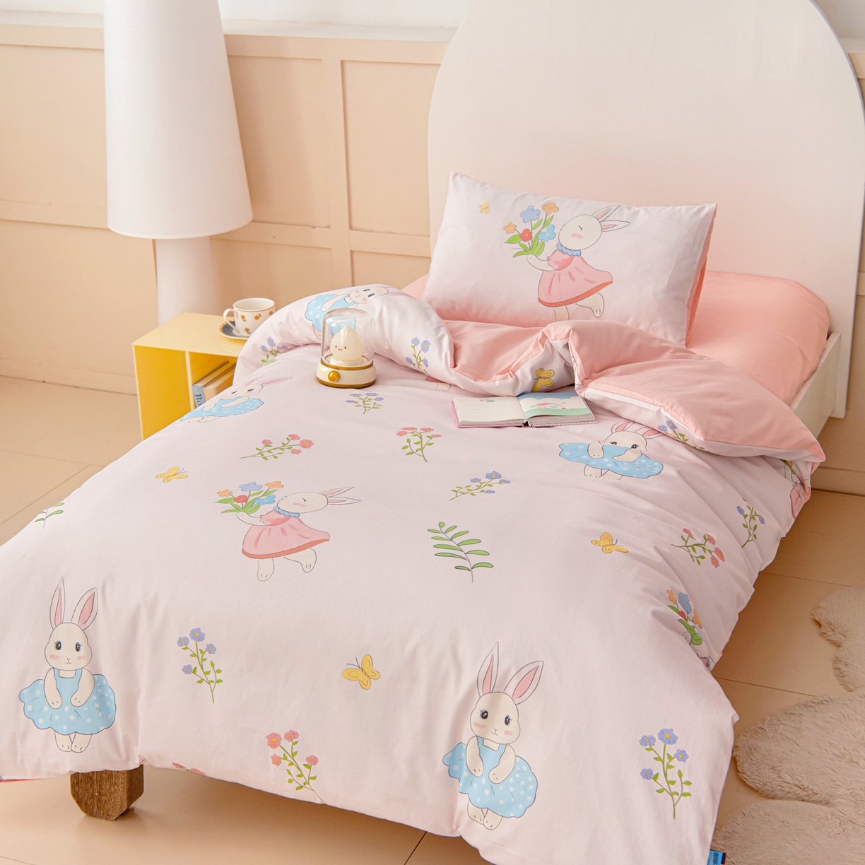 91家纺网 家纺一手货源 找家纺 御棉坊 2026新款A类全棉纯棉40S数码印花幼儿园入园三件套被子宝宝午睡被芯六件套 捧花小兔