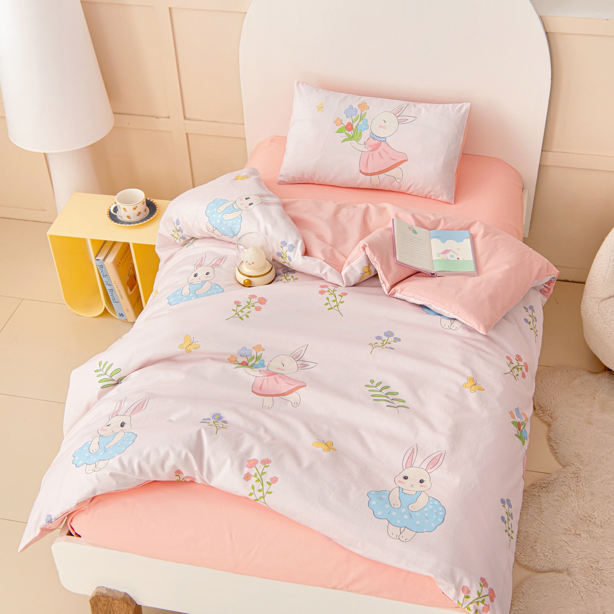 91家纺网 家纺一手货源 找家纺 御棉坊 2026新款A类全棉纯棉40S数码印花幼儿园入园三件套被子宝宝午睡被芯六件套 捧花小兔