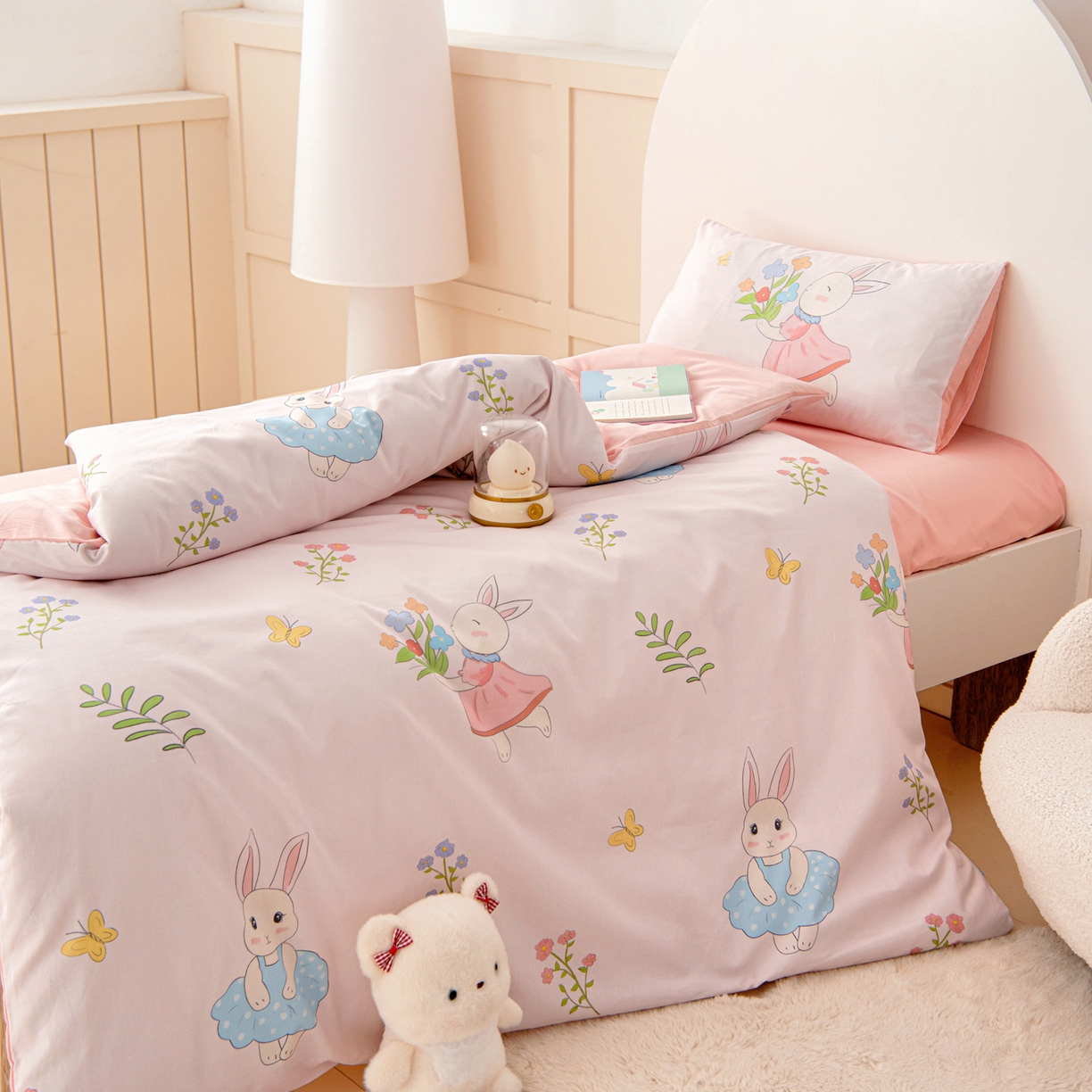 91家纺网 家纺一手货源 找家纺 御棉坊 2026新款A类全棉纯棉40S数码印花幼儿园入园三件套被子宝宝午睡被芯六件套 捧花小兔