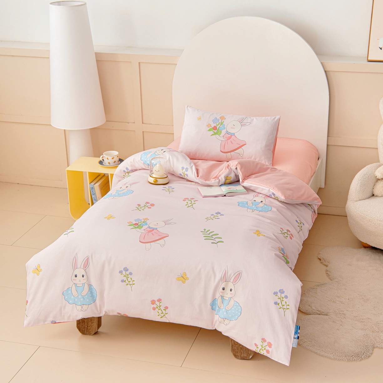 91家纺网 家纺一手货源 找家纺 御棉坊 2026新款A类全棉纯棉40S数码印花幼儿园入园三件套被子宝宝午睡被芯六件套 捧花小兔