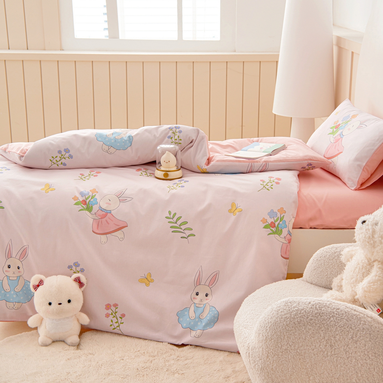 91家纺网 家纺一手货源 找家纺 御棉坊 2026新款A类全棉纯棉40S数码印花幼儿园入园三件套被子宝宝午睡被芯六件套 捧花小兔