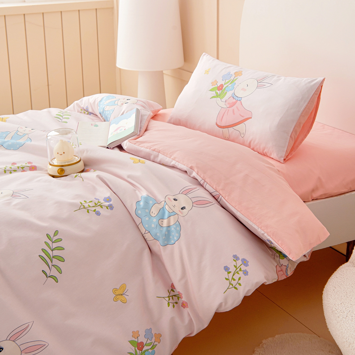 91家纺网 家纺一手货源 找家纺 御棉坊 2026新款A类全棉纯棉40S数码印花幼儿园入园三件套被子宝宝午睡被芯六件套 捧花小兔