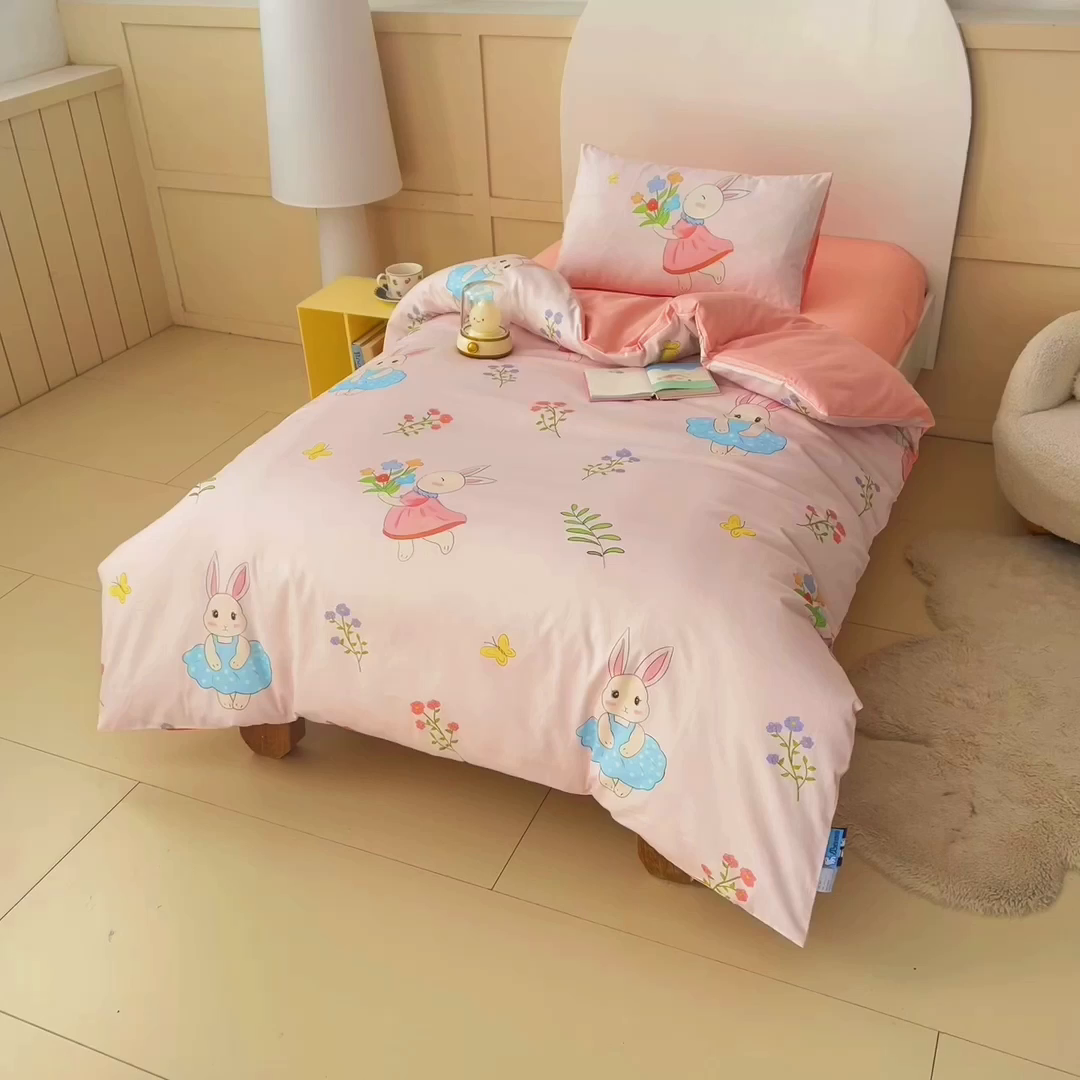 91家纺网 家纺一手货源 找家纺 御棉坊 2026新款A类全棉纯棉40S数码印花幼儿园入园三件套被子宝宝午睡被芯六件套 捧花小兔