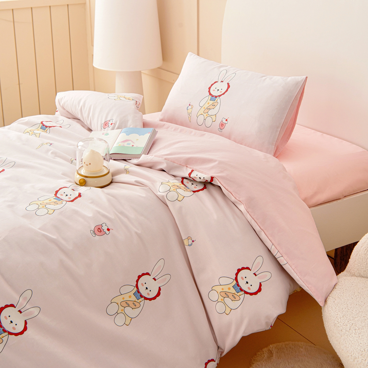 91家纺网 家纺一手货源 找家纺 御棉坊 2026新款A类全棉纯棉40S数码印花幼儿园入园三件套被子宝宝午睡被芯六件套 冰激凌小兔