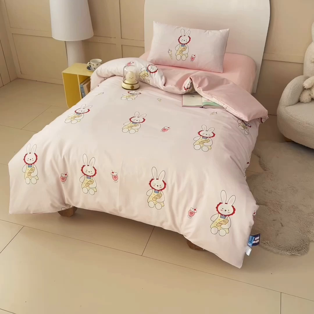 91家纺网 家纺一手货源 找家纺 御棉坊 2026新款A类全棉纯棉40S数码印花幼儿园入园三件套被子宝宝午睡被芯六件套 冰激凌小兔