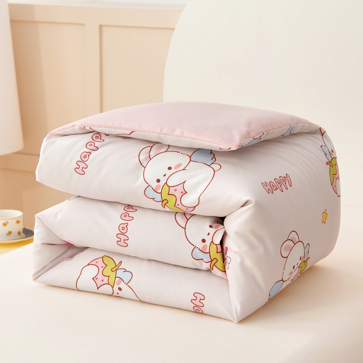 91家纺网 家纺一手货源 找家纺 御棉坊 2026新款A类全棉纯棉40S数码印花幼儿园入园三件套被子宝宝午睡被芯六件套 草莓兔精灵