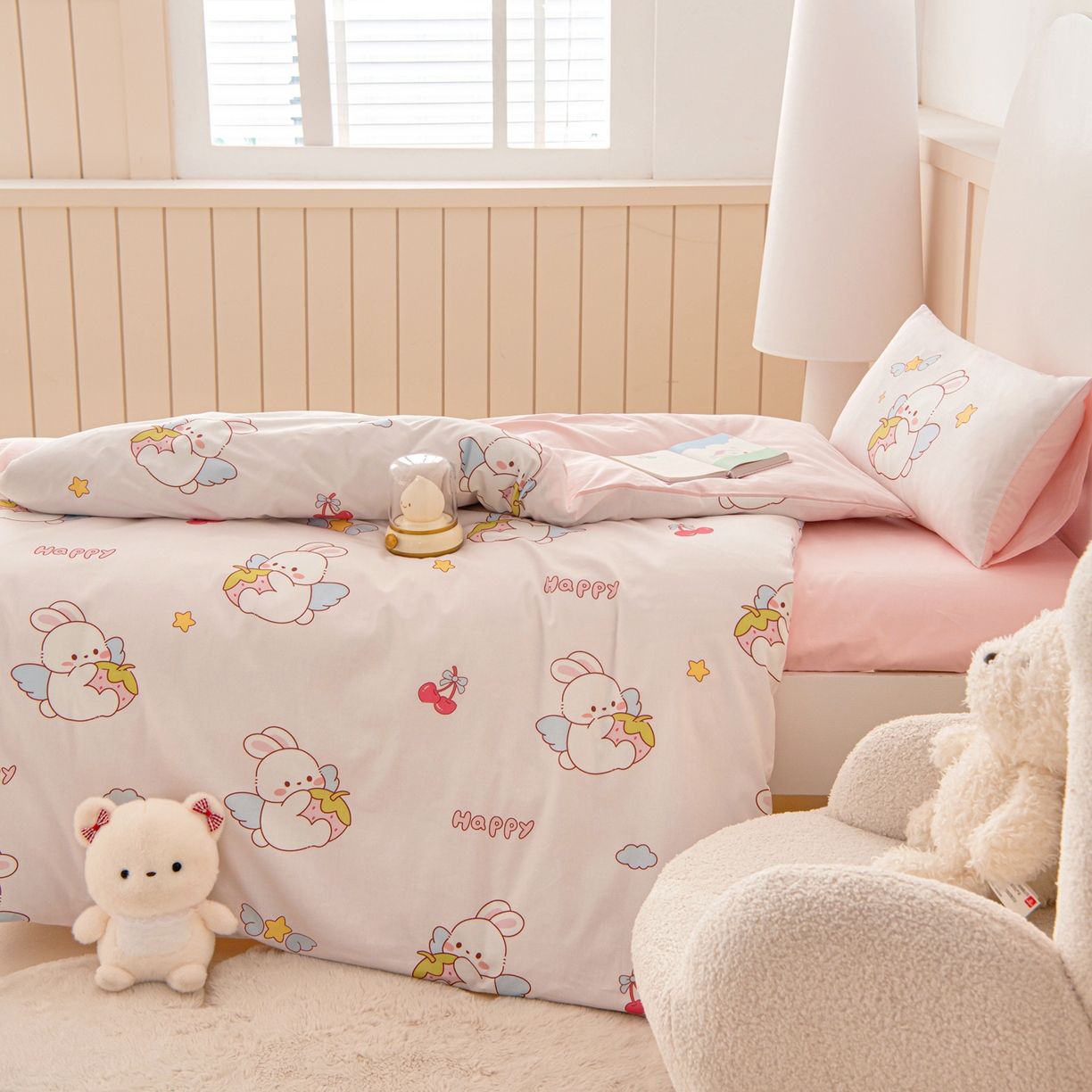 91家纺网 家纺一手货源 找家纺 御棉坊 2026新款A类全棉纯棉40S数码印花幼儿园入园三件套被子宝宝午睡被芯六件套 草莓兔精灵