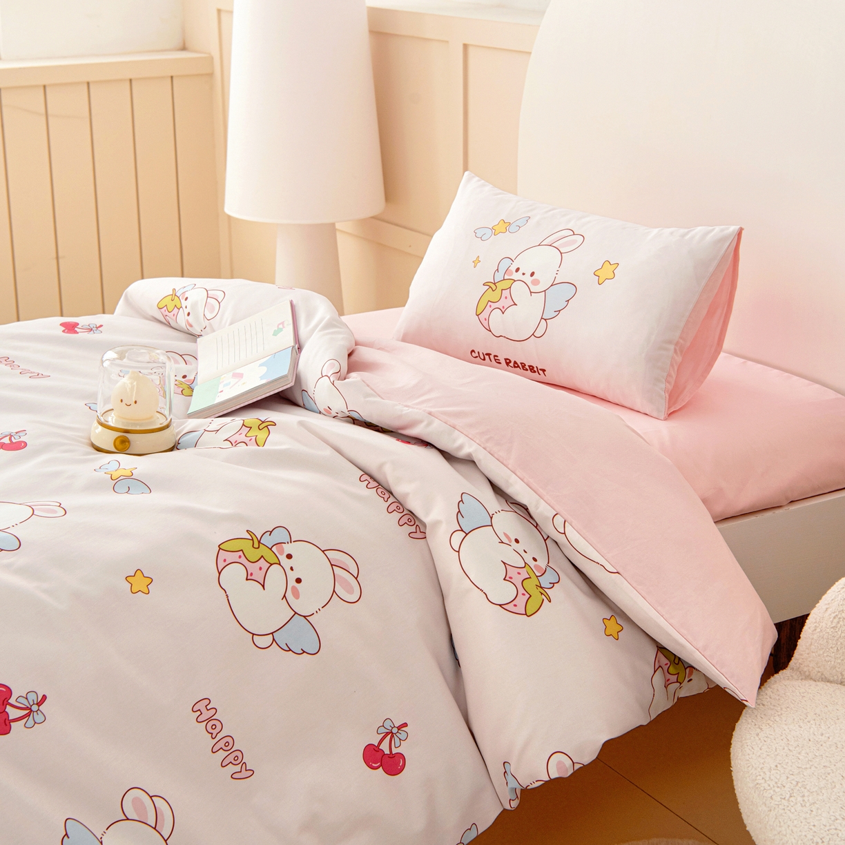 91家纺网 家纺一手货源 找家纺 御棉坊 2026新款A类全棉纯棉40S数码印花幼儿园入园三件套被子宝宝午睡被芯六件套 草莓兔精灵