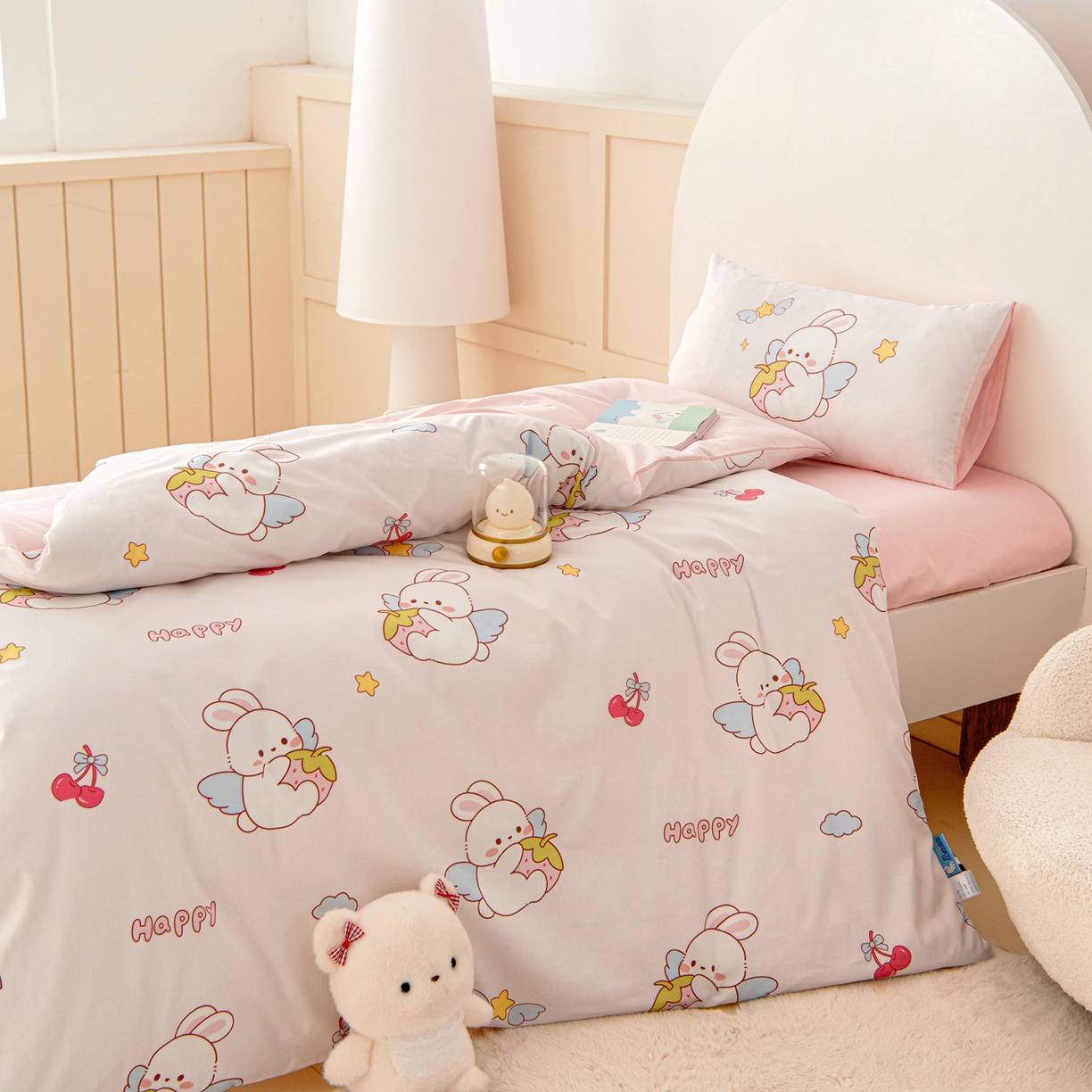 91家纺网 家纺一手货源 找家纺 御棉坊 2026新款A类全棉纯棉40S数码印花幼儿园入园三件套被子宝宝午睡被芯六件套 草莓兔精灵