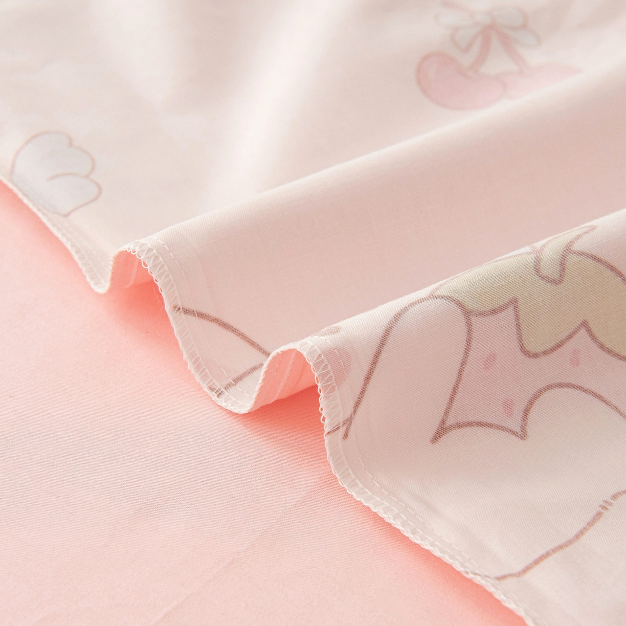 91家纺网 家纺一手货源 找家纺 御棉坊 2026新款A类全棉纯棉40S数码印花幼儿园入园三件套被子宝宝午睡被芯六件套 草莓兔精灵