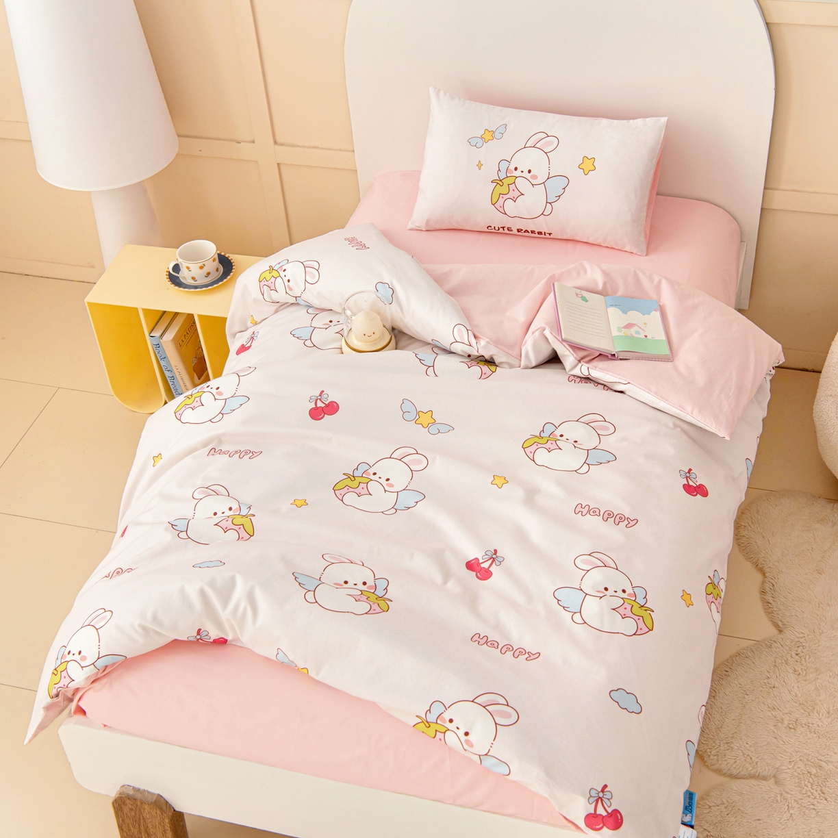 91家纺网 家纺一手货源 找家纺 御棉坊 2026新款A类全棉纯棉40S数码印花幼儿园入园三件套被子宝宝午睡被芯六件套 草莓兔精灵