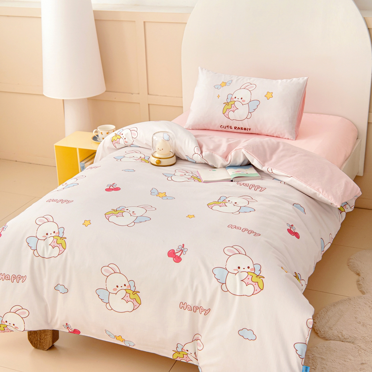 91家纺网 家纺一手货源 找家纺 御棉坊 2026新款A类全棉纯棉40S数码印花幼儿园入园三件套被子宝宝午睡被芯六件套 草莓兔精灵