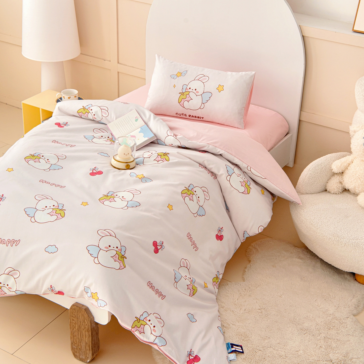 91家纺网 家纺一手货源 找家纺 御棉坊 2026新款A类全棉纯棉40S数码印花幼儿园入园三件套被子宝宝午睡被芯六件套 草莓兔精灵