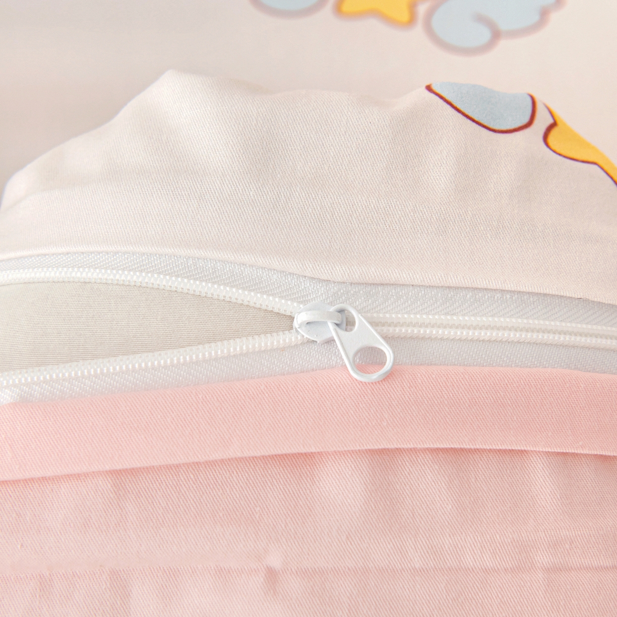 91家纺网 家纺一手货源 找家纺 御棉坊 2026新款A类全棉纯棉40S数码印花幼儿园入园三件套被子宝宝午睡被芯六件套 草莓兔精灵