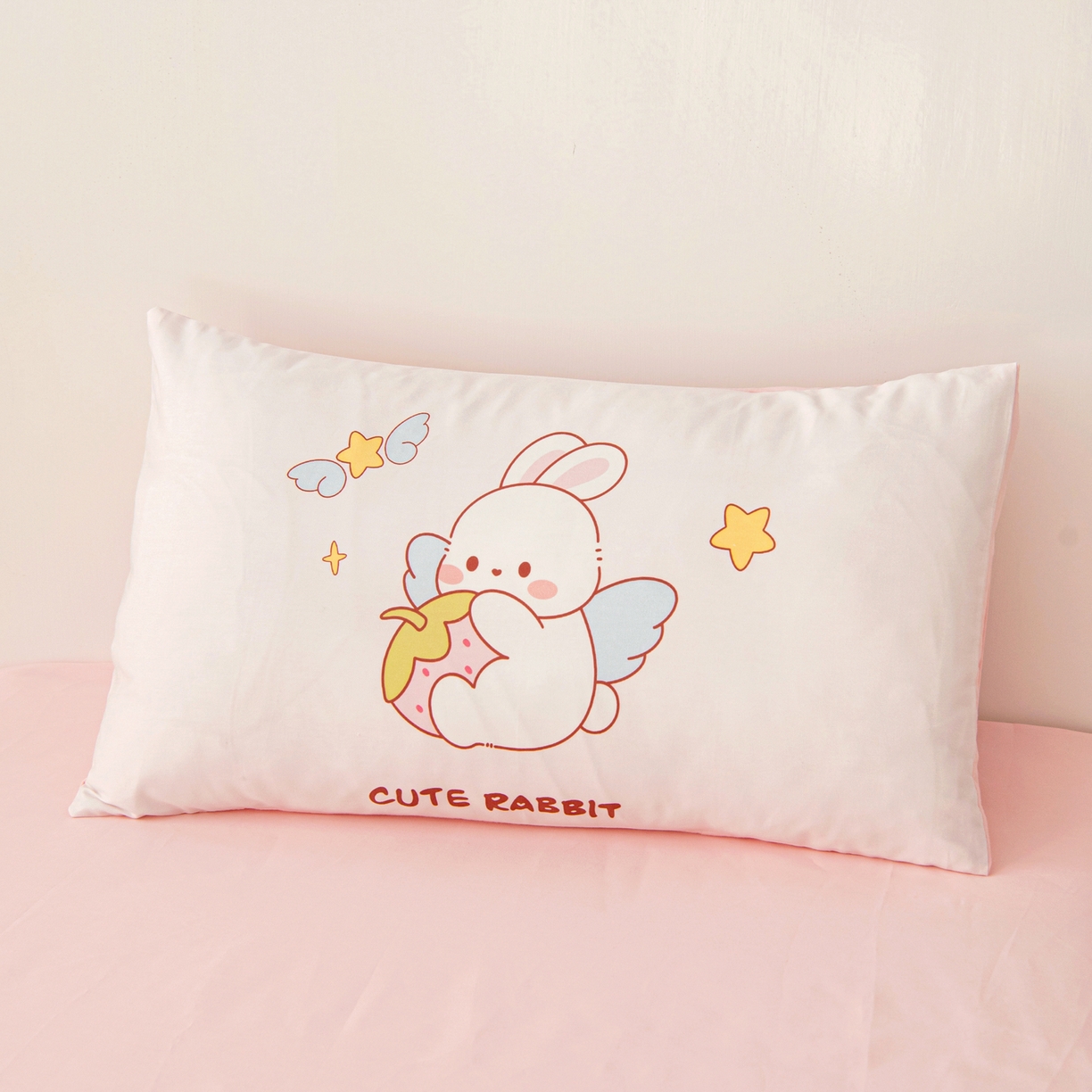 91家纺网 家纺一手货源 找家纺 御棉坊 2026新款A类全棉纯棉40S数码印花幼儿园入园三件套被子宝宝午睡被芯六件套 草莓兔精灵