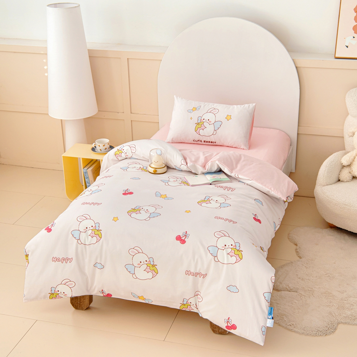 91家纺网 家纺一手货源 找家纺 御棉坊 2026新款A类全棉纯棉40S数码印花幼儿园入园三件套被子宝宝午睡被芯六件套 草莓兔精灵