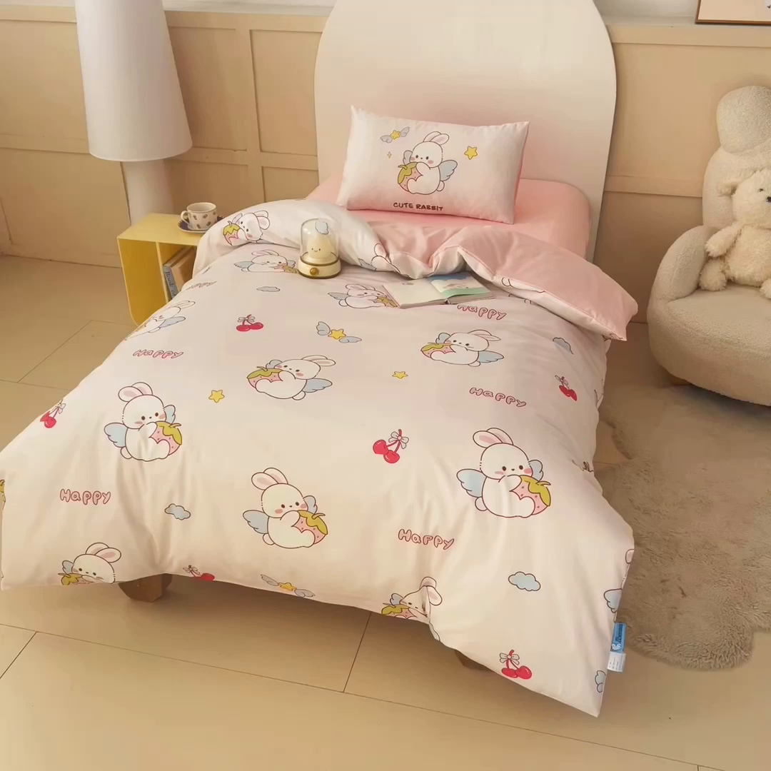 91家纺网 家纺一手货源 找家纺 御棉坊 2026新款A类全棉纯棉40S数码印花幼儿园入园三件套被子宝宝午睡被芯六件套 草莓兔精灵