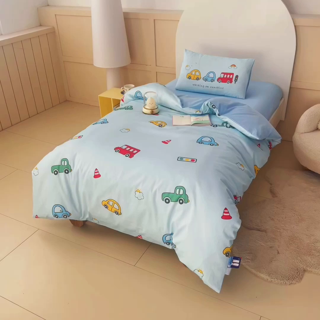 91家纺网 家纺一手货源 找家纺 御棉坊 2026新款A类全棉纯棉40S数码印花幼儿园入园三件套被子宝宝午睡被芯六件套 多彩小车