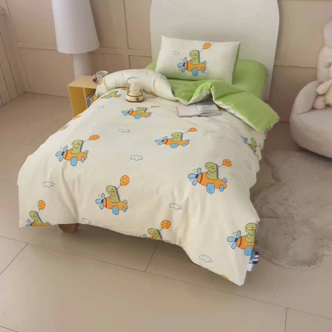 91家纺网 家纺一手货源 找家纺 御棉坊 2026新款A类全棉纯棉40S数码印花幼儿园入园三件套被子宝宝午睡被芯六件套 飞机恐龙