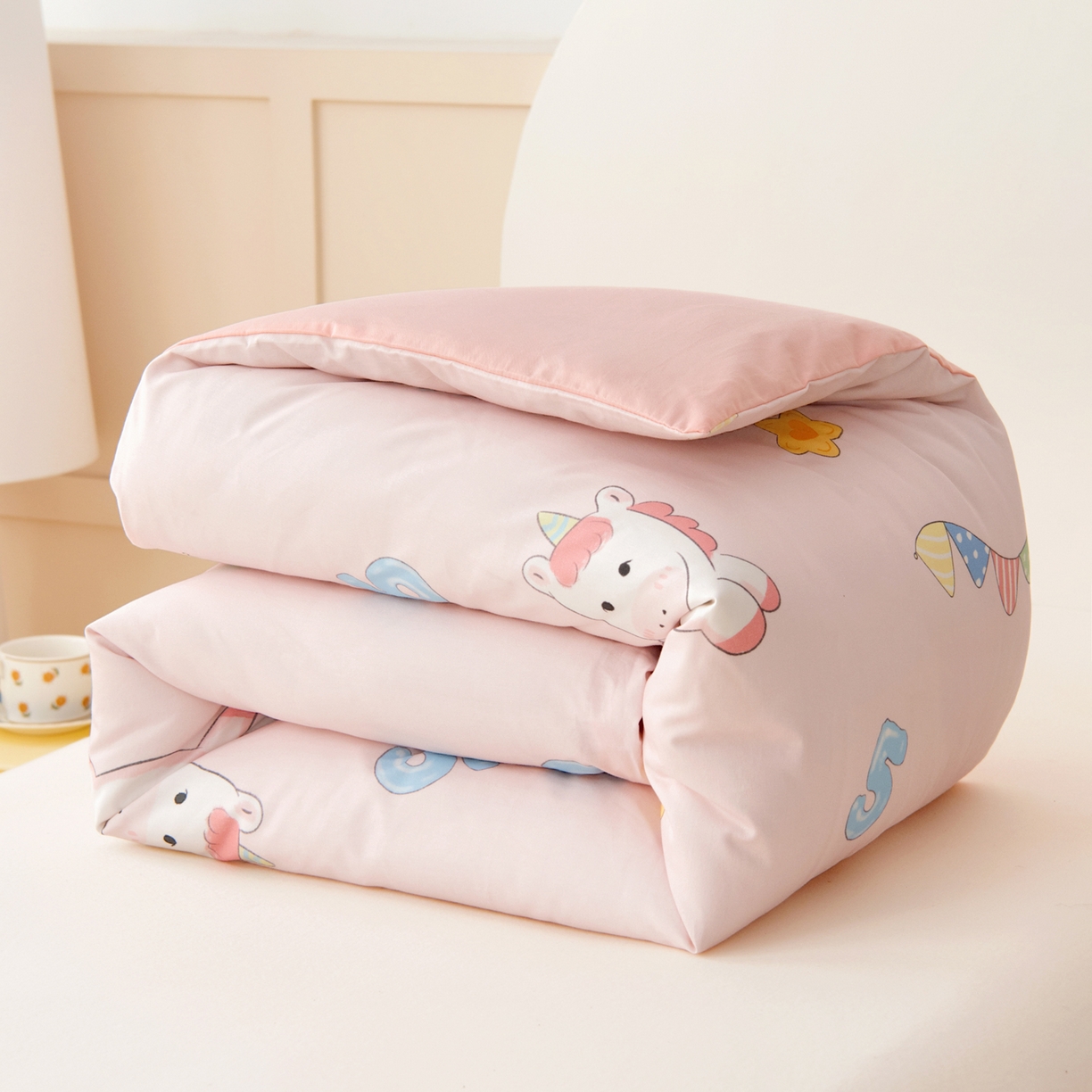 91家纺网 家纺一手货源 找家纺 御棉坊 2026新款A类全棉纯棉40S数码印花幼儿园入园三件套被子宝宝午睡被芯六件套 魔法飞马