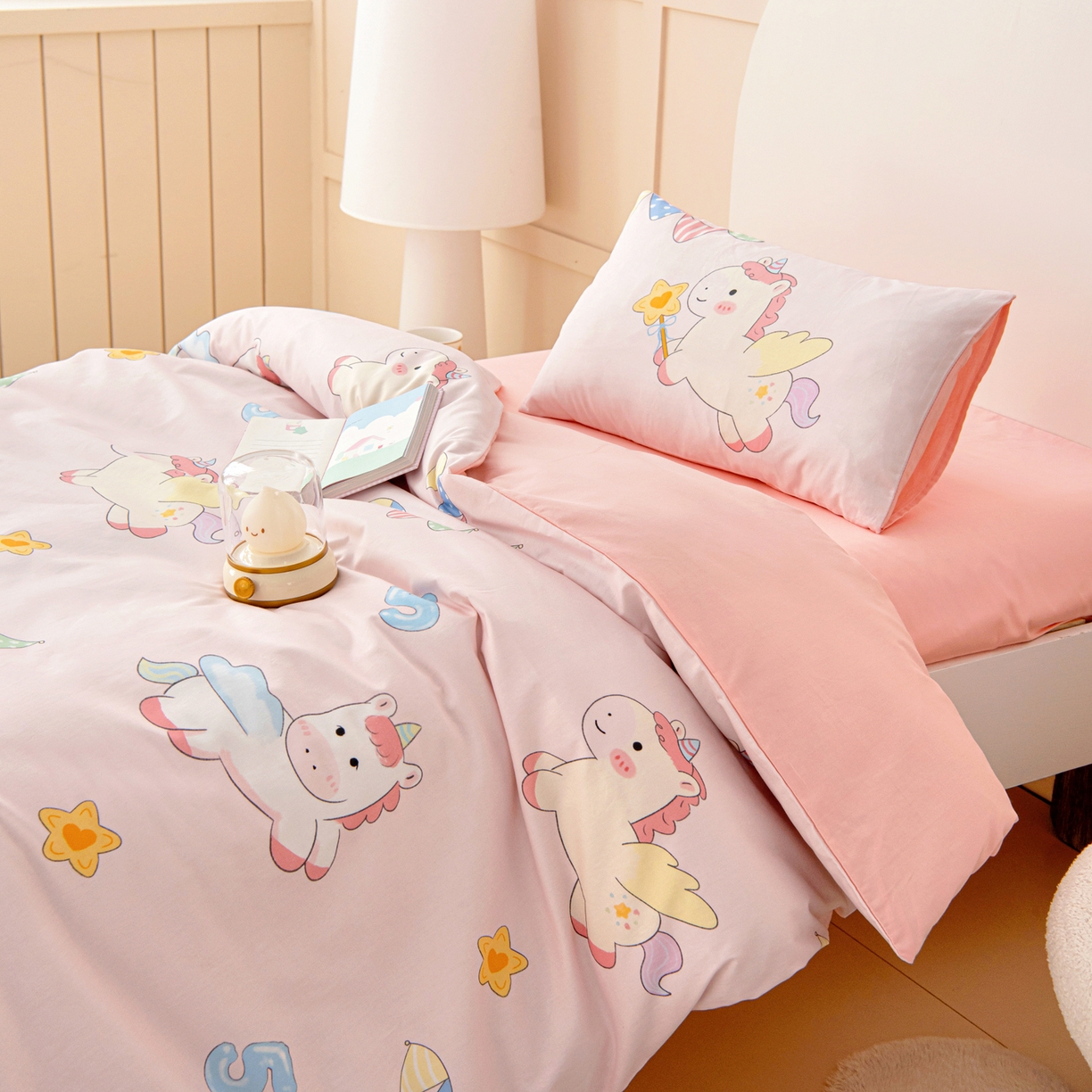 91家纺网 家纺一手货源 找家纺 御棉坊 2026新款A类全棉纯棉40S数码印花幼儿园入园三件套被子宝宝午睡被芯六件套 魔法飞马