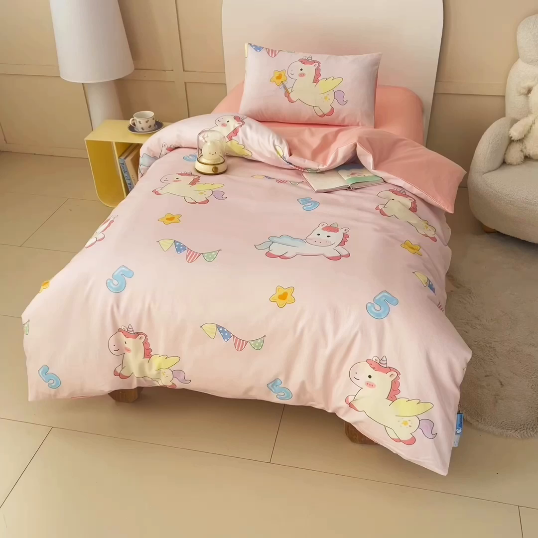 91家纺网 家纺一手货源 找家纺 御棉坊 2026新款A类全棉纯棉40S数码印花幼儿园入园三件套被子宝宝午睡被芯六件套 魔法飞马