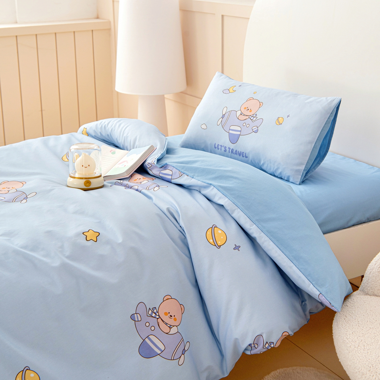 91家纺网 家纺一手货源 找家纺 御棉坊 2026新款A类全棉纯棉40S数码印花幼儿园入园三件套被子宝宝午睡被芯六件套 小熊飞行员