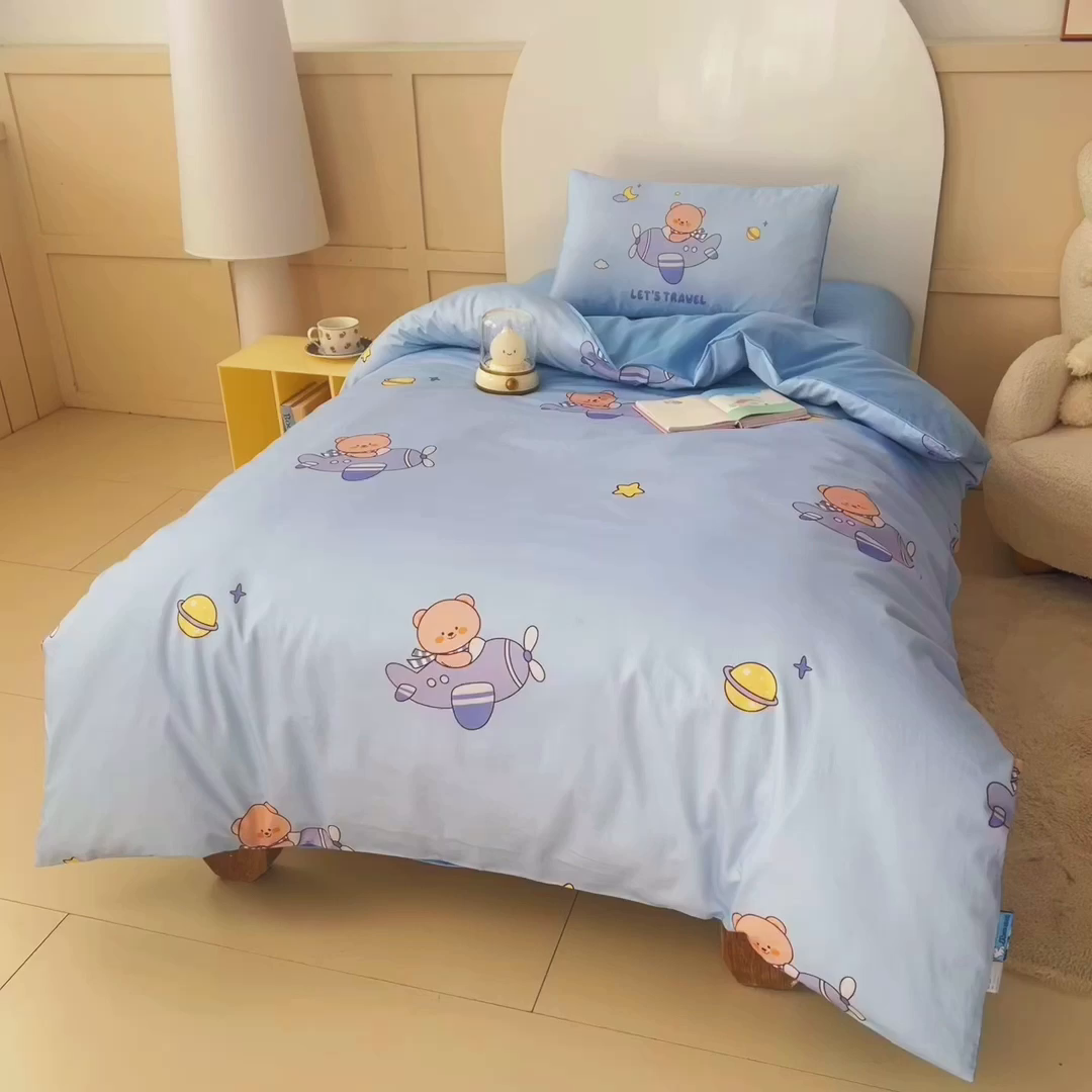 91家纺网 家纺一手货源 找家纺 御棉坊 2026新款A类全棉纯棉40S数码印花幼儿园入园三件套被子宝宝午睡被芯六件套 小熊飞行员