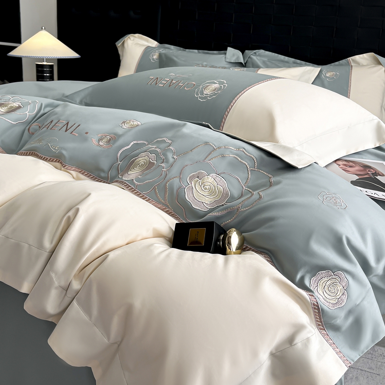 91家纺网 家纺一手货源 找家纺 置顶家纺 2026新款春夏山茶花亲肤拼接刺绣四件套 山茶花-繁星蓝