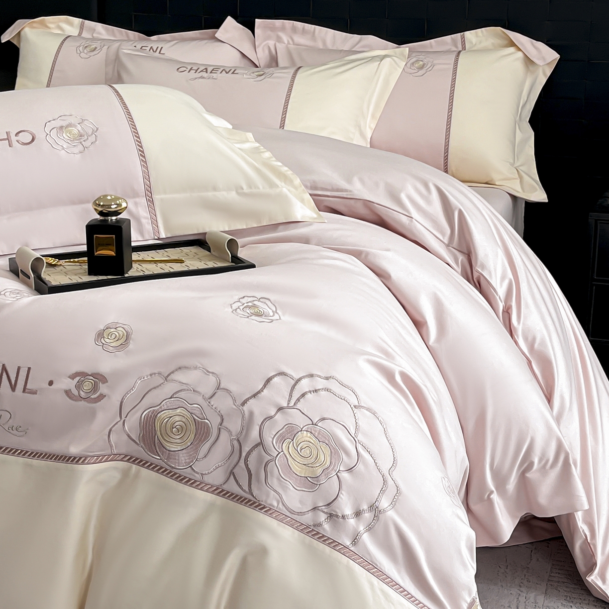 91家纺网 家纺一手货源 找家纺 置顶家纺 2026新款春夏山茶花亲肤拼接刺绣四件套 山茶花-玉粉