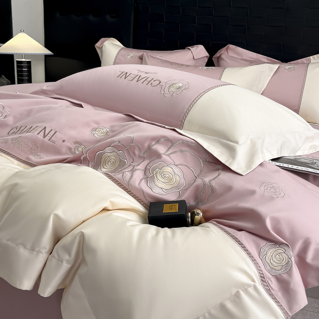 91家纺网 家纺一手货源 找家纺 置顶家纺 2026新款春夏山茶花亲肤拼接刺绣四件套 山茶花-浅豆沙