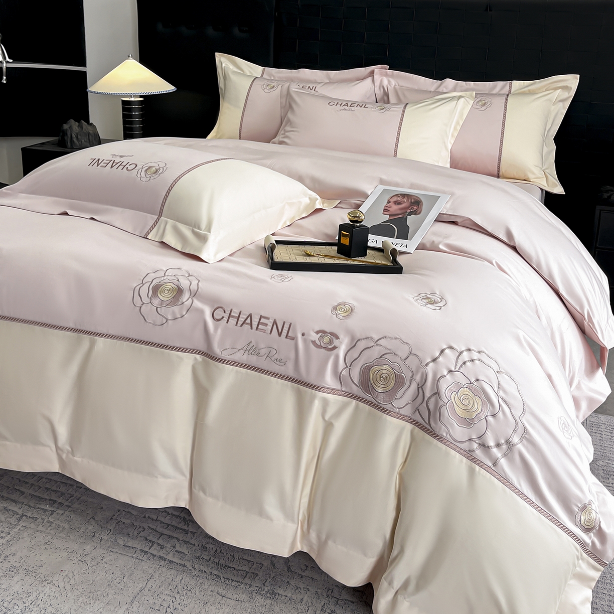 91家纺网 家纺一手货源 找家纺 置顶家纺 2026新款春夏山茶花亲肤拼接刺绣四件套 山茶花-玉粉