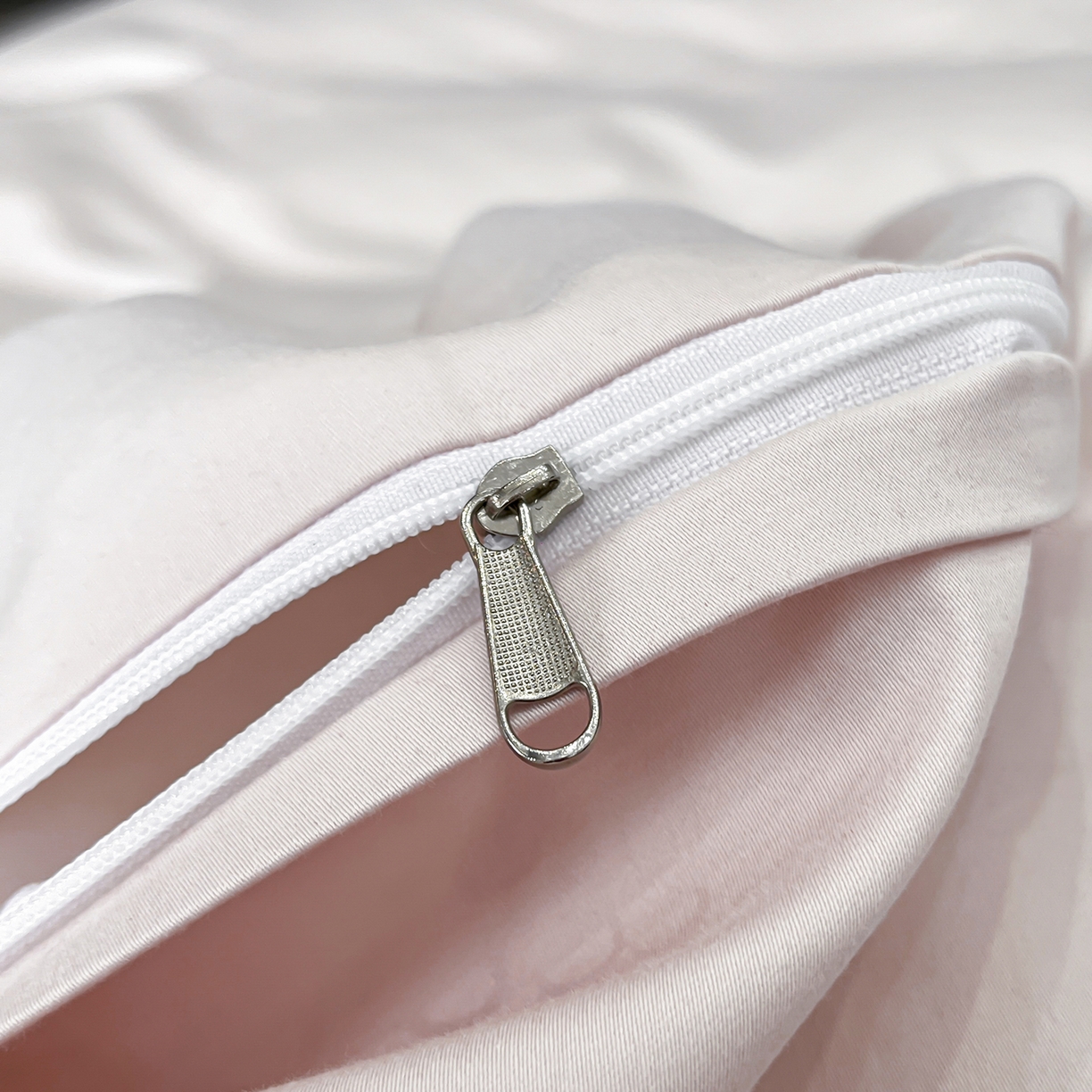 91家纺网 家纺一手货源 找家纺 置顶家纺 2026新款春夏山茶花亲肤拼接刺绣四件套 山茶花-玉粉