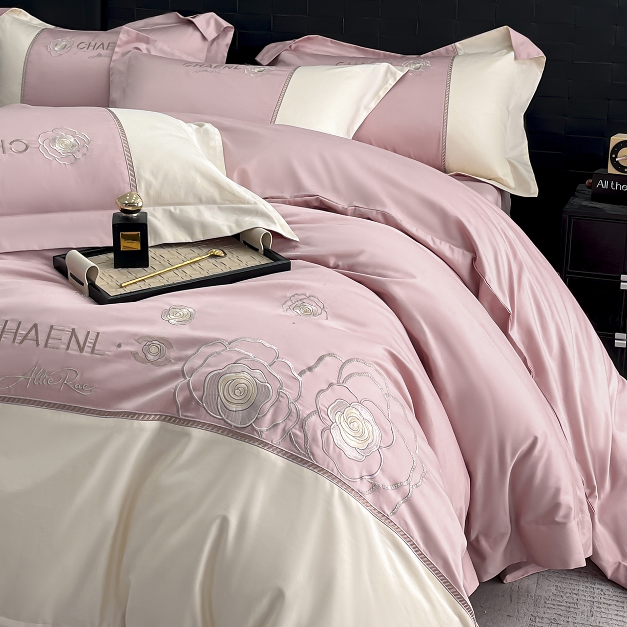 91家纺网 家纺一手货源 找家纺 置顶家纺 2026新款春夏山茶花亲肤拼接刺绣四件套 山茶花-浅豆沙