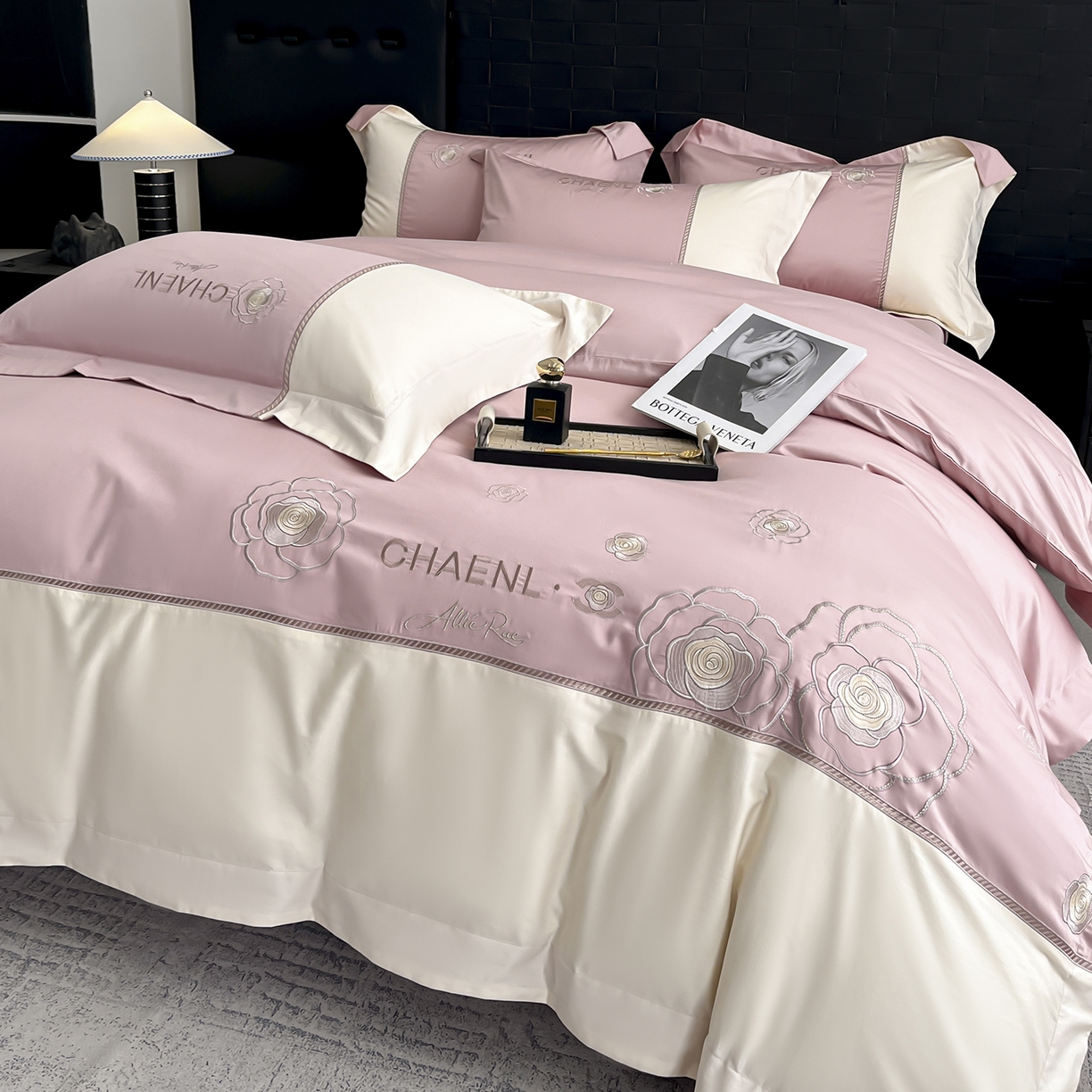 91家纺网 家纺一手货源 找家纺 置顶家纺 2026新款春夏山茶花亲肤拼接刺绣四件套 山茶花-浅豆沙