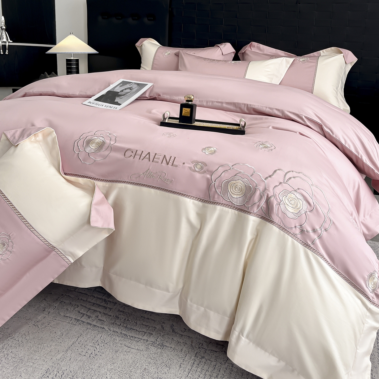 91家纺网 家纺一手货源 找家纺 置顶家纺 2026新款春夏山茶花亲肤拼接刺绣四件套 山茶花-浅豆沙