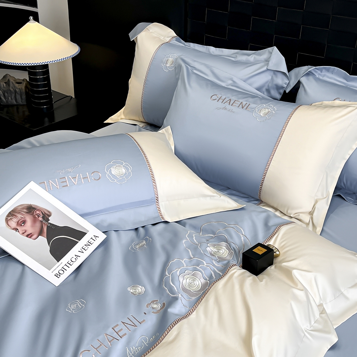 91家纺网 家纺一手货源 找家纺 置顶家纺 2026新款春夏山茶花亲肤拼接刺绣四件套 山茶花-天空蓝