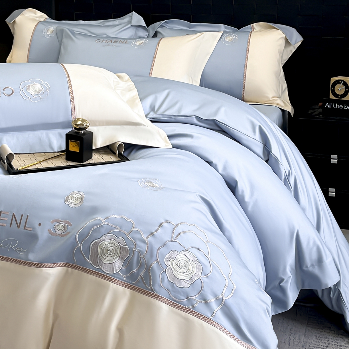 91家纺网 家纺一手货源 找家纺 置顶家纺 2026新款春夏山茶花亲肤拼接刺绣四件套 山茶花-天空蓝