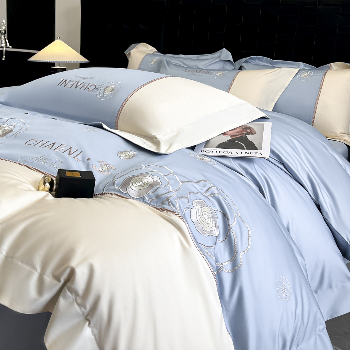 91家纺网 家纺一手货源 找家纺 置顶家纺 2026新款春夏山茶花亲肤拼接刺绣四件套 山茶花-天空蓝