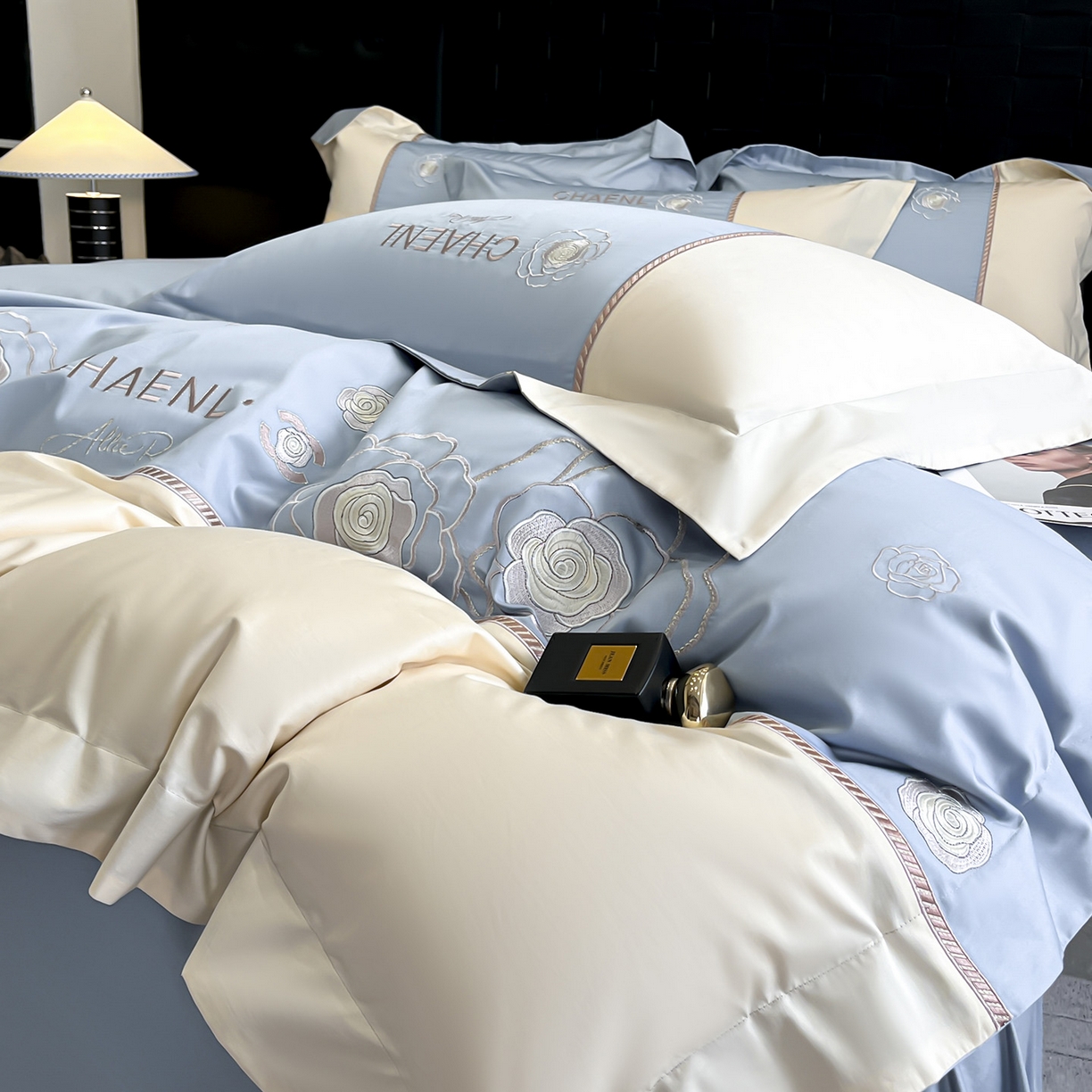 91家纺网 家纺一手货源 找家纺 置顶家纺 2026新款春夏山茶花亲肤拼接刺绣四件套 山茶花-天空蓝