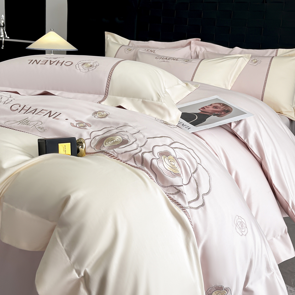 91家纺网 家纺一手货源 找家纺 置顶家纺 2026新款春夏山茶花亲肤拼接刺绣四件套 山茶花-玉粉