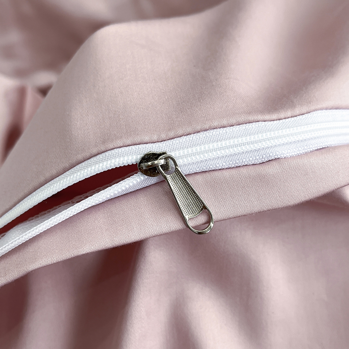 91家纺网 家纺一手货源 找家纺 置顶家纺 2026新款春夏山茶花亲肤拼接刺绣四件套 山茶花-浅豆沙