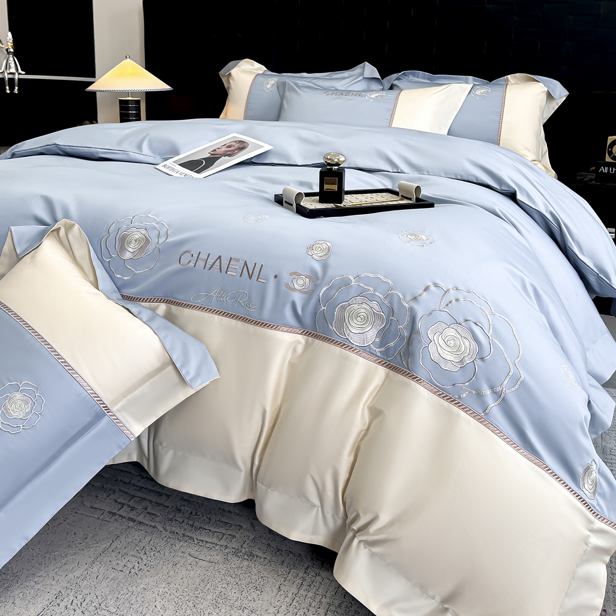 91家纺网 家纺一手货源 找家纺 置顶家纺 2026新款春夏山茶花亲肤拼接刺绣四件套 山茶花-天空蓝