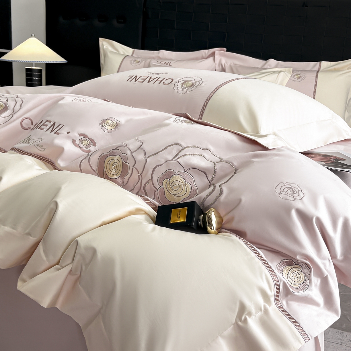 91家纺网 家纺一手货源 找家纺 置顶家纺 2026新款春夏山茶花亲肤拼接刺绣四件套 山茶花-玉粉