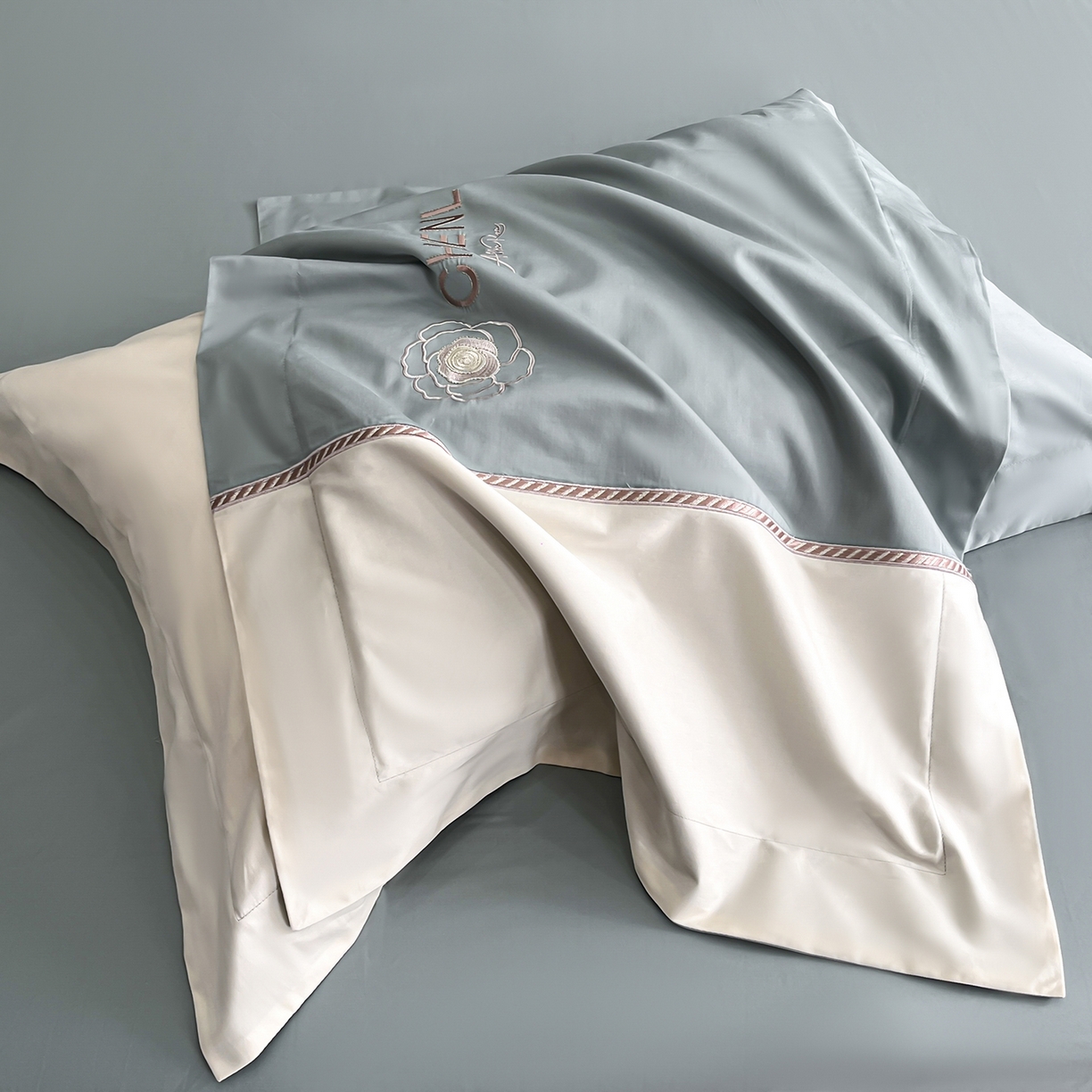 91家纺网 家纺一手货源 找家纺 置顶家纺 2026新款春夏山茶花亲肤拼接刺绣四件套 山茶花-繁星蓝