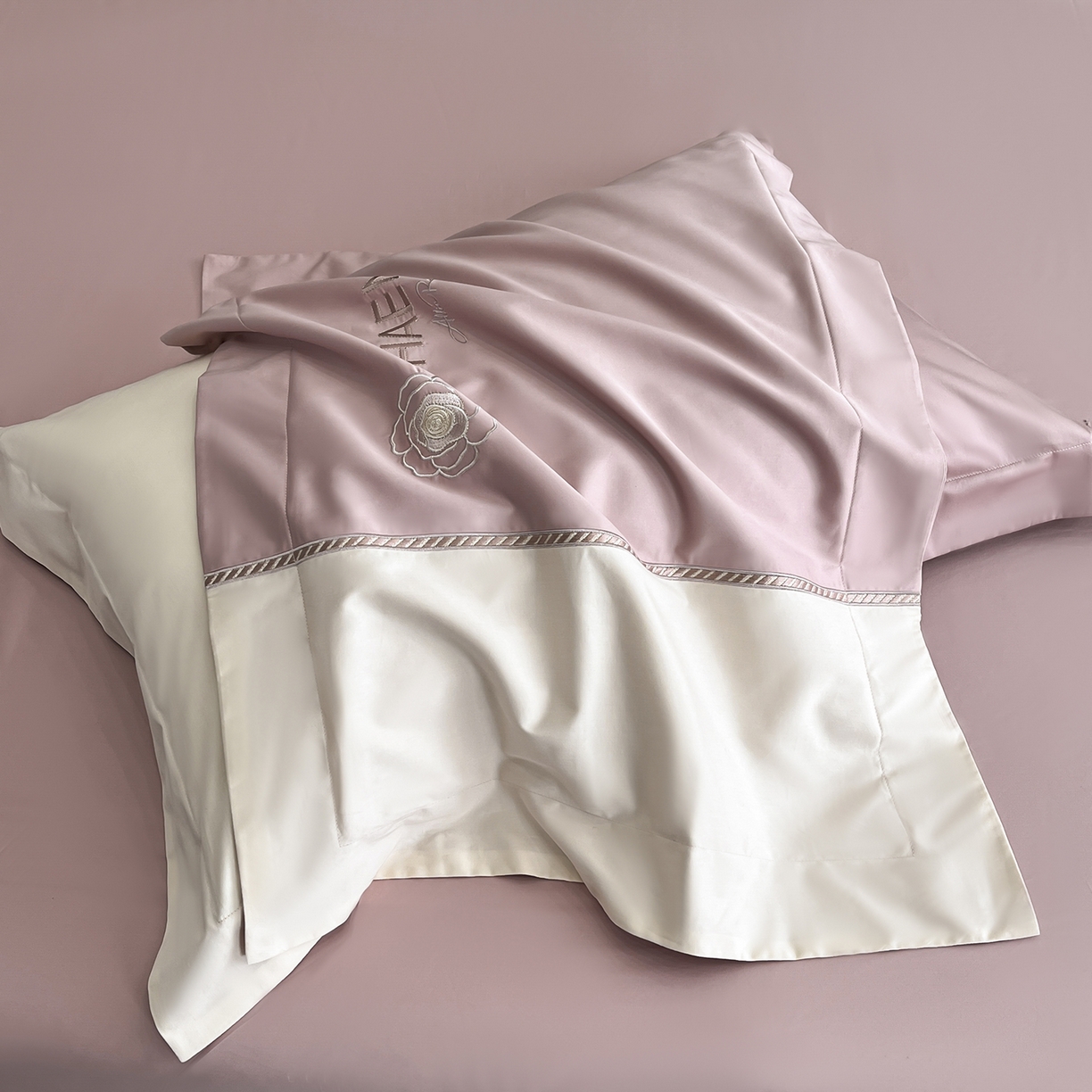 91家纺网 家纺一手货源 找家纺 置顶家纺 2026新款春夏山茶花亲肤拼接刺绣四件套 山茶花-浅豆沙