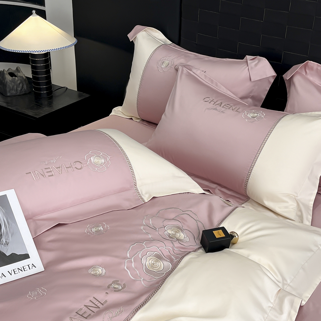 91家纺网 家纺一手货源 找家纺 置顶家纺 2026新款春夏山茶花亲肤拼接刺绣四件套 山茶花-浅豆沙