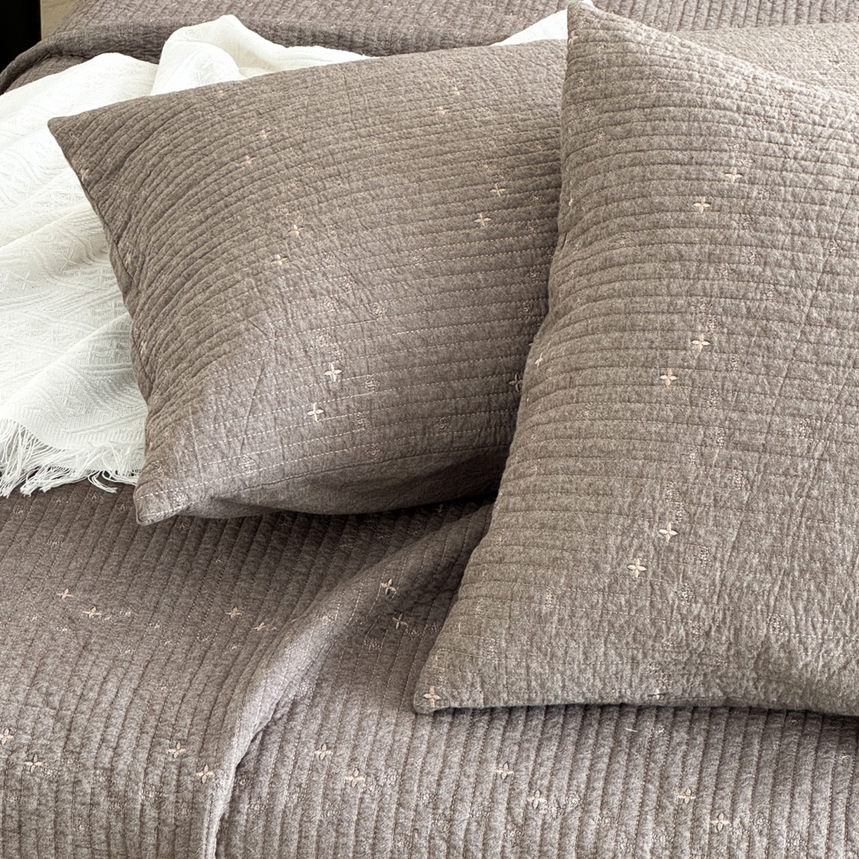 91家纺网 家纺一手货源 找家纺 （总）床盖工厂店 2025新款韩式四叶草双面全棉填充棉花床盖套件