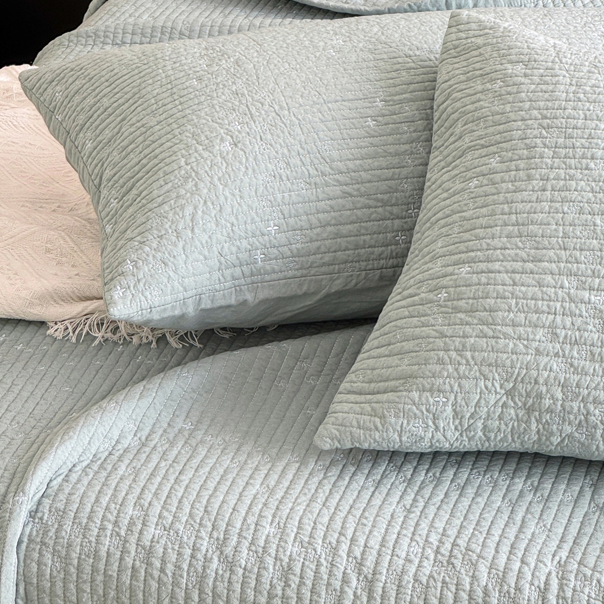 91家纺网 家纺一手货源 找家纺 床盖工厂店 2025新款韩式四叶草双面全棉填充棉花床盖套件 水绿