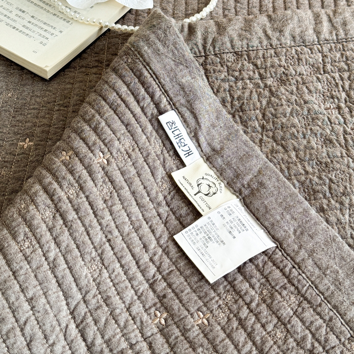 91家纺网 家纺一手货源 找家纺 床盖工厂店 2025新款韩式四叶草双面全棉填充棉花床盖套件 巧克力